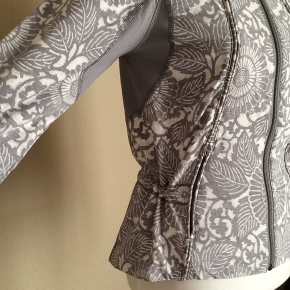 🍋Lululemon “Travel to Track Jacket Floral Beachy” Design 6/Sm- Med - Picture 3 of 8